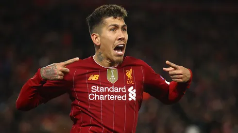 Roberto Firmino durante partida com a camisa do Liverpool.