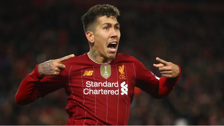 Roberto Firmino durante partida com a camisa do Liverpool.