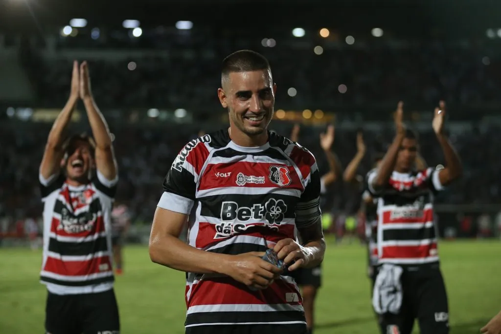 PE – RECIFE – 09/05/2025 – BRASILEIRO D 2025, SANTA CRUZ X AMERICA NATAL – Thiago Galhardo jogador do Santa Cruz durante a partida entre Santa Cruz e America-RN valida pelo campeonato brasileiro da Serie D no Estadio do Arruda em Recife (PE). Foto: Marlon Costa/AGIF