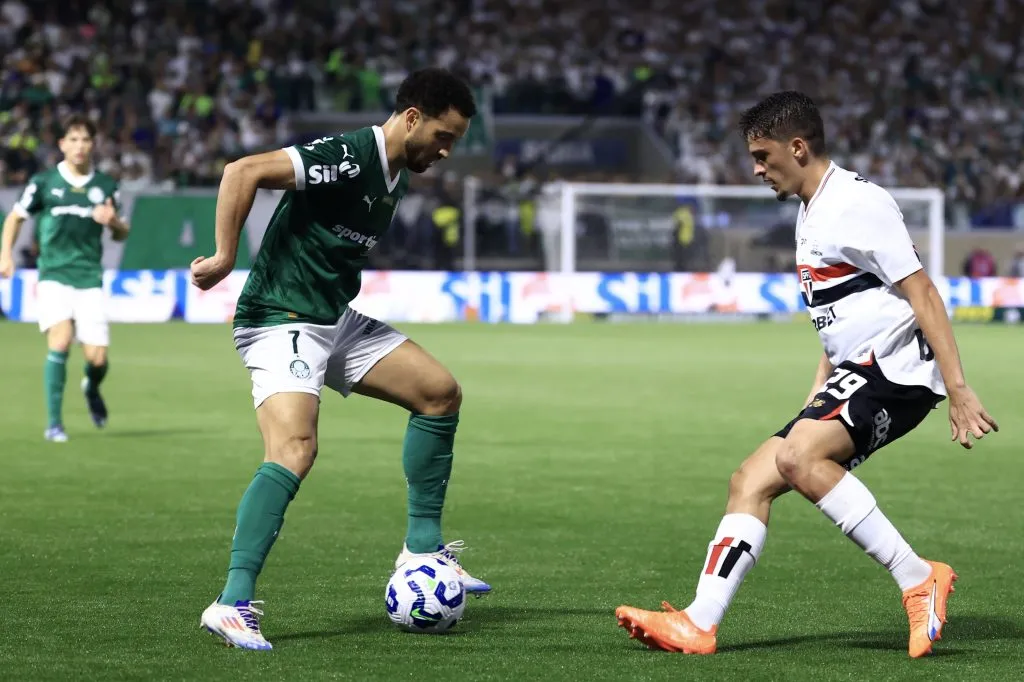 SP – BARUERI – 11/05/2025 – BRASILEIRO A 2025, PALMEIRAS X SAO PAULO – Pablo Maia jogador do Palmeiras disputa lance com  jogador do Sao Paulo durante partida no estadio Arena Barueri pelo campeonato Brasileiro A 2025. Foto: Marcello Zambrana/AGIF