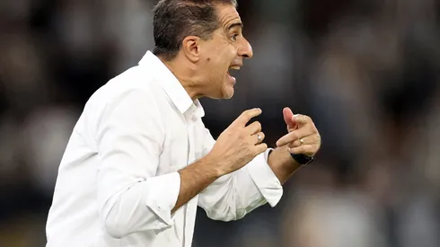 Foto: Vítor Silva/Botafogo – Renato Paiva durante confronto contra o Estudiantes na Libertadores de 2025.