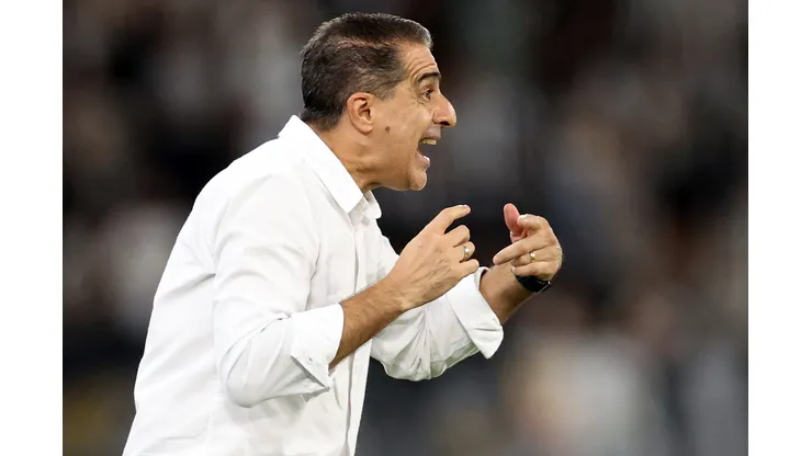 Foto: Vítor Silva/Botafogo - Renato Paiva durante confronto contra o Estudiantes na Libertadores de 2025.