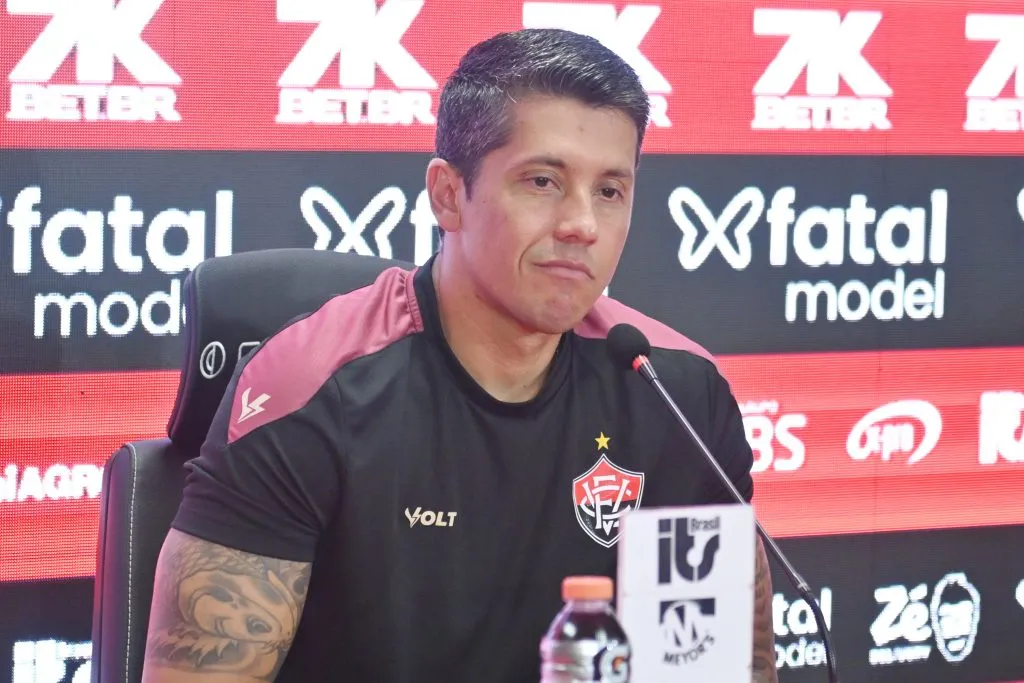 Thiago Carpini, tecnico do Vitoria durante partida contra o Vasco no estadio Barradao pelo campeonato Brasileiro A 2025. Foto: Walmir Cirne/AGIF