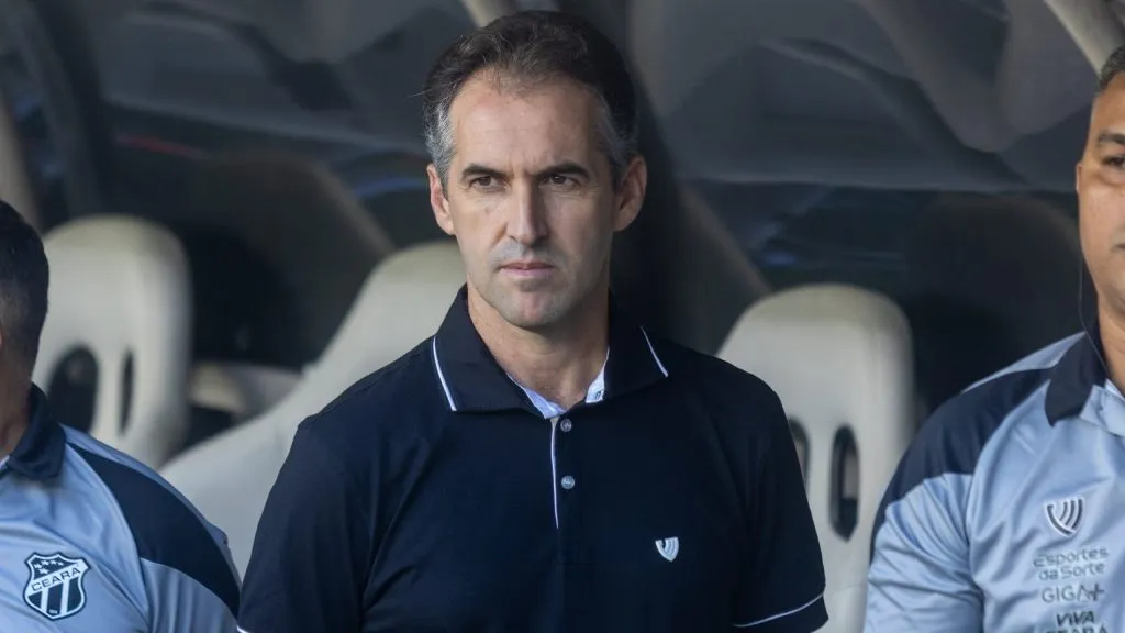 Léo Condé durante partida contra o Sport no Campeonato Brasileiro de 2025. Foto: Lucas Emanuel/AGIF