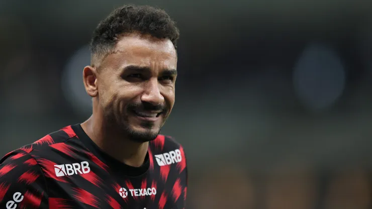 Danilo jogador do Flamengo durante aquecimento antes da partida contra o Cruzeiro no estadio Mineirao pelo campeonato Brasileiro A 2025. Foto: Gilson Lobo/AGIF