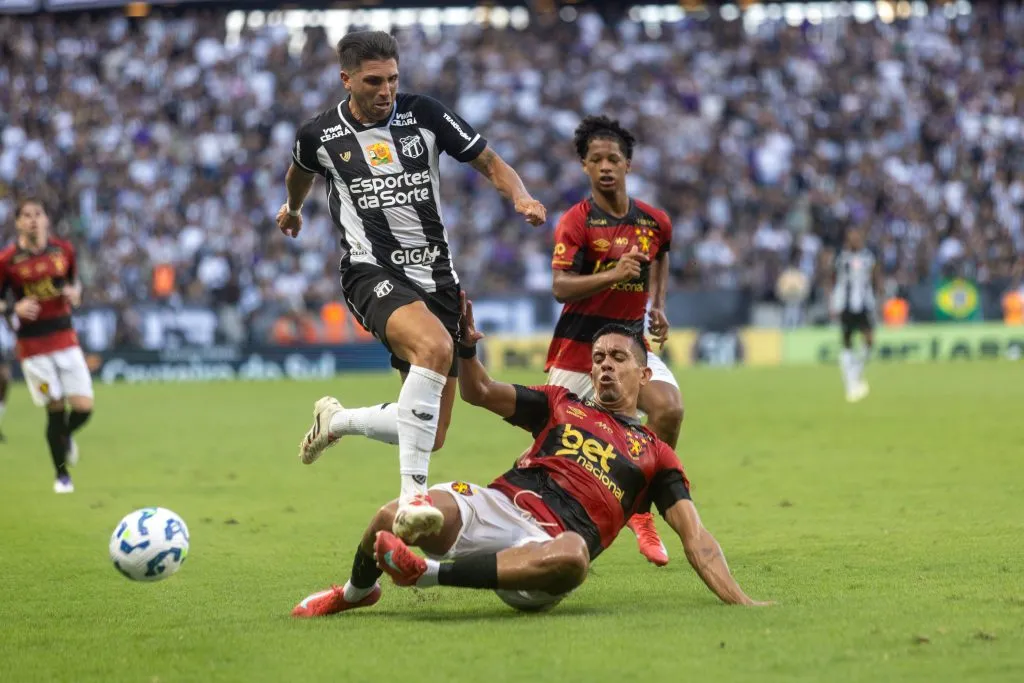 Jogadores em partida do Ceará x Sport no estadio Arena Castelao pelo campeonato Brasileiro A 2025. Foto: Lucas Emanuel/AGIF