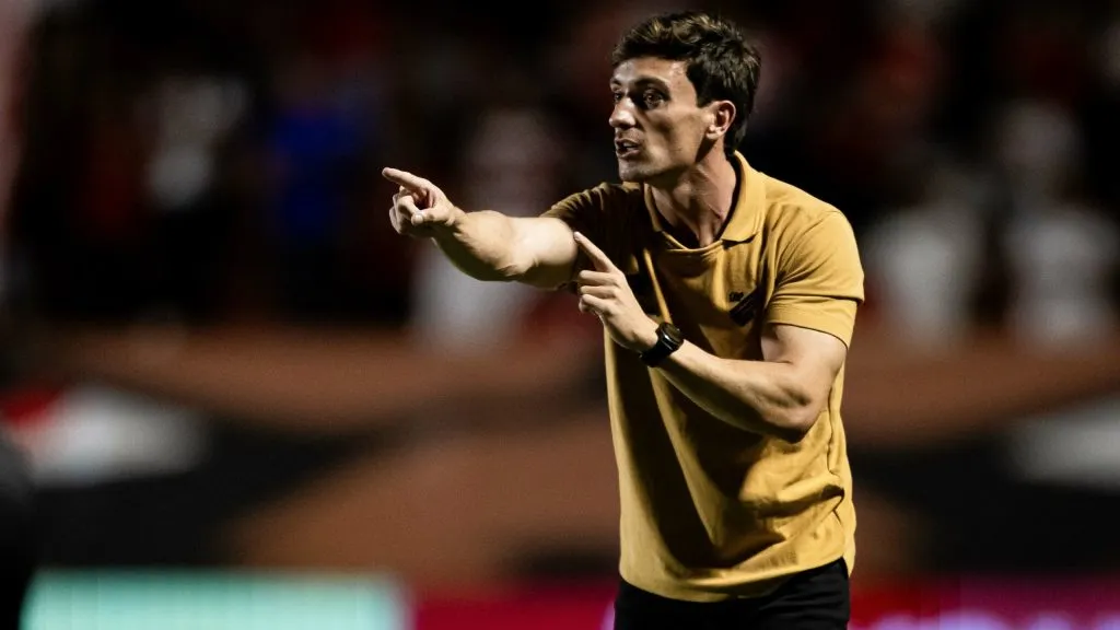 Joao Correia tecnico do Athletico-PR durante partida contra o Vila Nova-GO no estadio Onesio Brasileiro Alvarenga pelo campeonato Brasileiro B 2025. Foto: Heber Gomes/AGIF