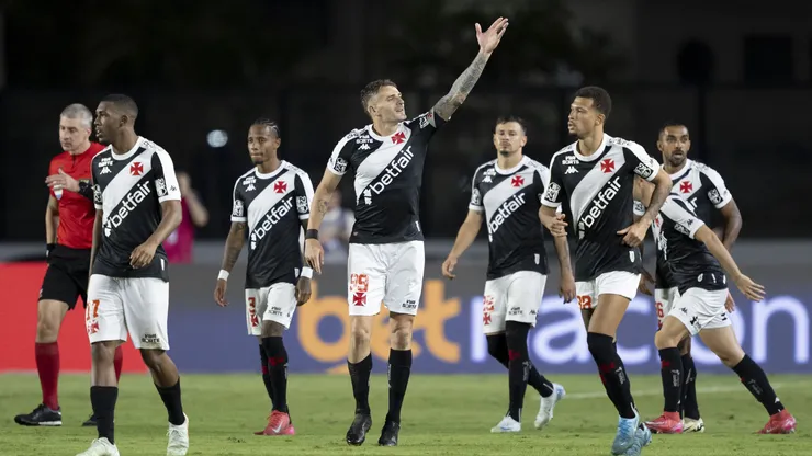Vegetti comemorando gol em Vasco x Fortaleza. Jorge Rodrigues/AGIF