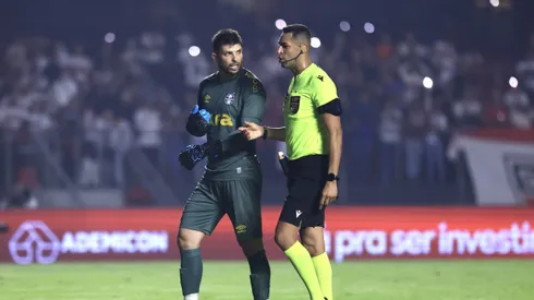 SP - SAO PAULO - 17/05/2025 - BRASILEIRO A 2025, SAO PAULO X GREMIO - Tiago Volpi goleiro do Gremio reclama com a arbitragem durante partida contra o Sao Paulo no estAdio Morumbi pelo campeonato Brasileiro A 2025. Foto: Marcello Zambrana/AGIF