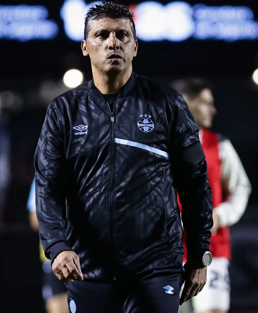 SP – SAO PAULO – 17/05/2025 – BRASILEIRO A 2025, SAO PAULO X GREMIO – Sidnei Lobo tecnico do Gremio durante partida contra o Sao Paulo no estadio Morumbi pelo campeonato Brasileiro A 2025.  Foto: Fabio Giannelli/AGIF