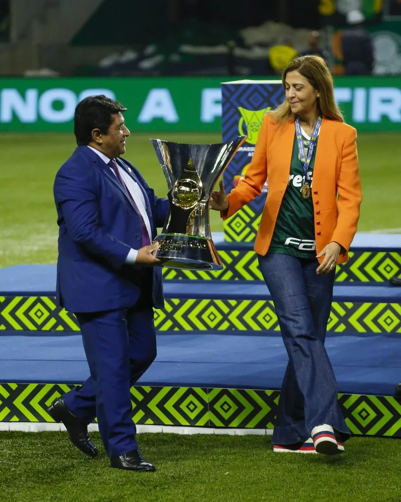 SAO PAULO, BRAZIL – NOVEMBER 09: Ednaldo Rodrigues President of CBF delivers the trophy of champion of the Brasileirão 2022 to Leila Pereira President of Palmeiras during the match between Palmeiras and America MG as part of Brasileirao Series A 2022 at Allianz Parque on November 09, 2022 in Sao Paulo, Brazil. (Photo by Ricardo Moreira/Getty Images)