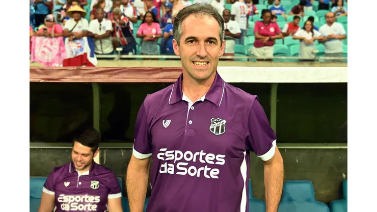 Léo Condé durante confronto contra o Bahia na Copa do Nordeste 2025.