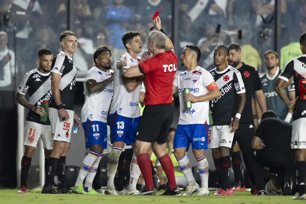 RJ – RIO DE JANEIRO – 17/05/2025 – BRASILEIRO A 2025, VASCO X FORTALEZA – Philippe Coutinho jogador do Vasco e Marinho jogador do Fortaleza sao expulsos durante partida no estadio Sao Januario pelo campeonato Brasileiro A 2025. Foto: Jorge Rodrigues/AGIF