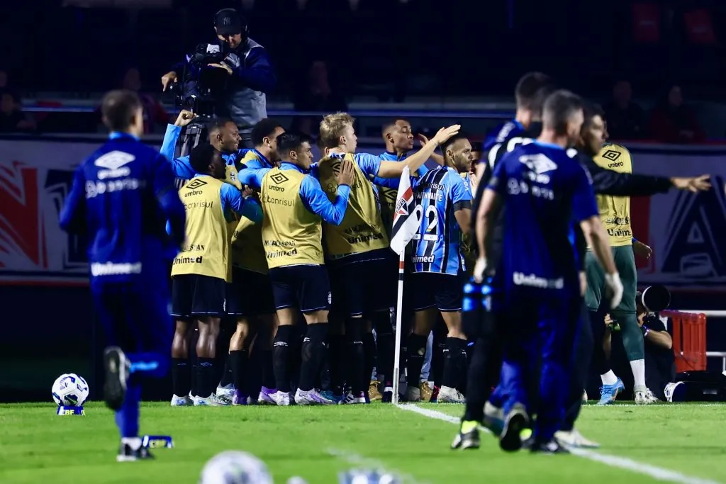 SP – SAO PAULO – 17/05/2025 – BRASILEIRO A 2025, SAO PAULO X GREMIO – Aravena jogador do Gremio comemora seu gol com jogadores do seu time durante partida contra o Sao Paulo no estadio Morumbi pelo campeonato Brasileiro A 2025. Foto: Marcello Zambrana/AGIF