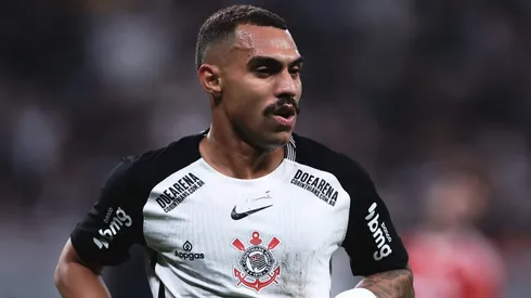Matheuzinho durante confronto contra o Internacional no Campeonato Brasileiro de 2025.