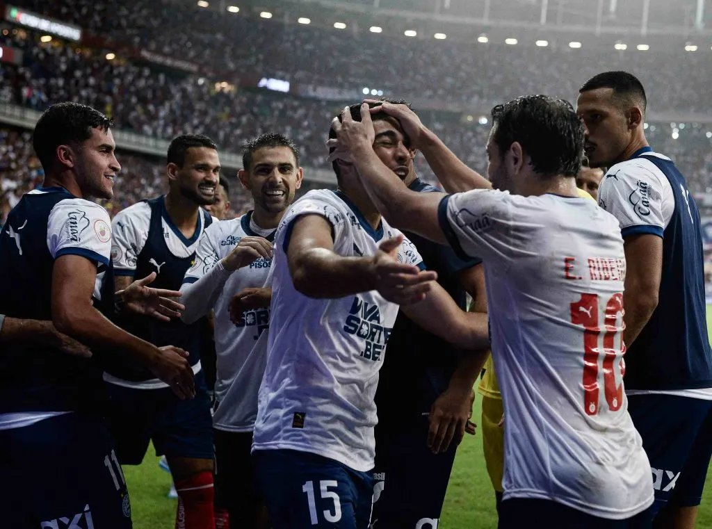 Michel Araujo jogador do Bahia comemora seu gol com jogadores do seu time durante partida contra o Vitoria no estadio Arena Fonte Nova pelo campeonato Brasileiro A 2025. Foto: Jhony Pinho/AGIF