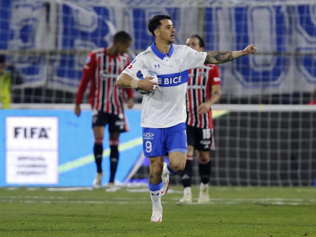 SANTIAGO, CHILE – JUNE 30:  Fernando Zampedri of Universidad Catolica takes the ball midfield after scoring the first goal of his team during a match between Universidad Catolica and Sao Paulo as part of Copa CONMEBOL Sudamericana 2022 at Estadio Nacional de Chile on June 30, 2022 in Santiago, Chile. (Photo by Marcelo Hernandez/Getty Images)
