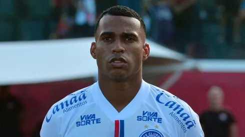 BA – SALVADOR – 23/03/2025 – BAIANO 2025, VITORIA X BAHIA – Jean Lucas, jogador do Bahia durante execucao do hino nacional antes da partida contra o Vitoria no estadio Barradao pelo campeonato Baiano 2025. Foto: Walmir Cirne/AGIF