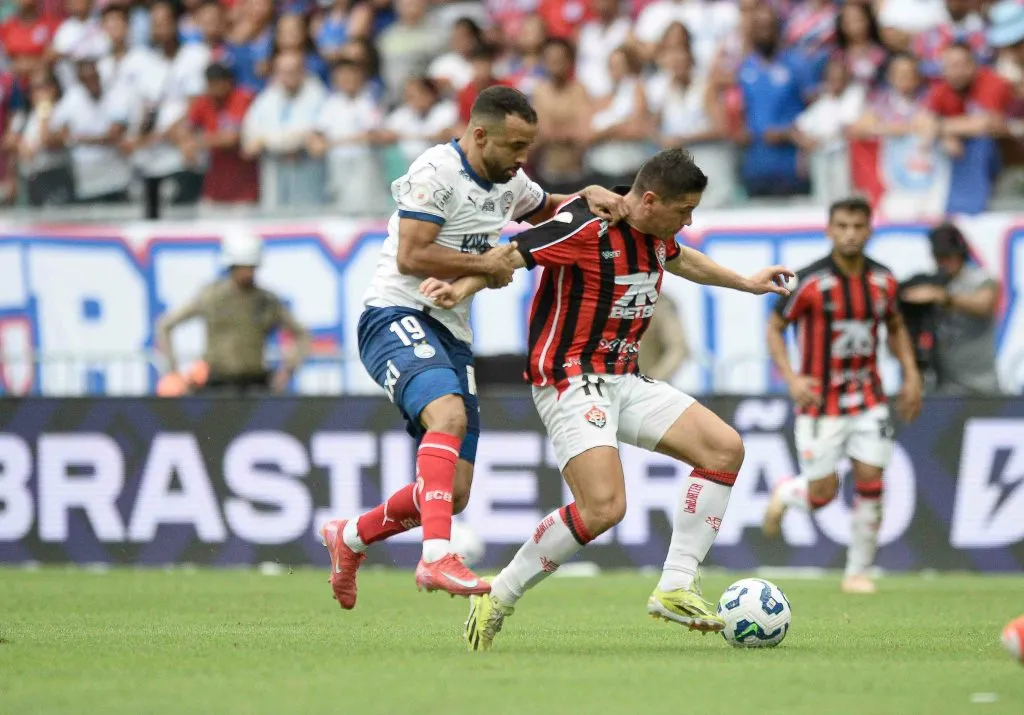Caio Alexandre jogador do Bahia disputa lance com Oswaldo jogador do Vitoria durante partida no estadio Arena Fonte Nova pelo campeonato Brasileiro A 2025. Foto: Jhony Pinho/AGIF