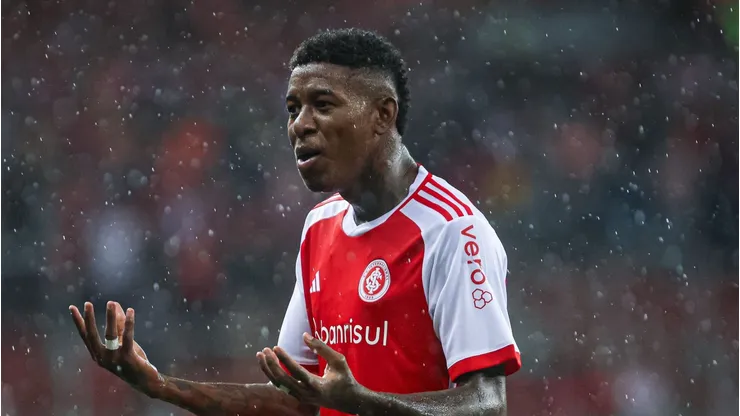 Vitão fez cobranças no Internacional.