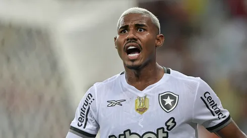 Cuiabano jogador do Botafogo durante partida contra o Flamengo no estádio Maracanã pelo campeonato Brasileiro A 2025. Foto: Thiago Ribeiro/AGIF