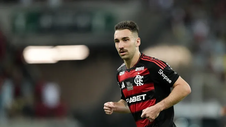 Léo Ortiz jogador do Flamengo durante partida contra o Botafogo no estádio Maracanã pelo campeonato Brasileiro A 2025. Foto: Thiago Ribeiro/AGIF