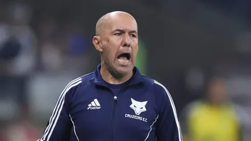 Leonardo Jardim durante confronto contra o Atlético-MG no Campeonato Brasileiro de 2025.
