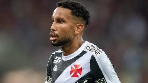 Jair durante confronto contra o Flamengo no Brasileirão 2025. Foto: Thiago Ribeiro/AGIF