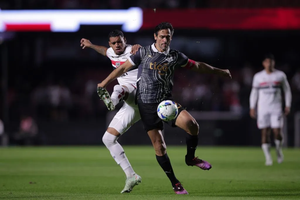 Ruan jogador do São Paulo disputa lance com Roque Santa Cruz jogador do Libertad pela Copa Libertadores 2025. Foto: Ettore Chiereguini/AGIF