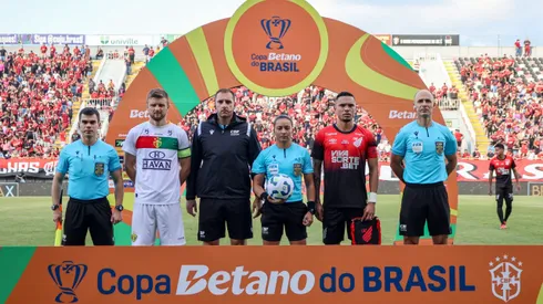 Jogadores do Brusque e Athletico-PR posam para fotos ao lado do arbitro antes na partida no estadio Arena Joinville pelo campeonato Copa Do Brasil 2025. Foto: Lucas Gabriel Cardoso/AGIF