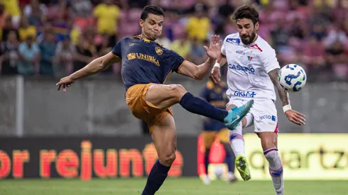 Rayan jogador do Retro disputa lance com Lucero jogador do Fortaleza durante partida no estadio Arena Pernambuco pelo campeonato Copa Do Brasil 2025. Foto: Rafael Vieira/AGIF