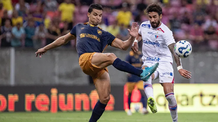 Rayan jogador do Retro disputa lance com Lucero jogador do Fortaleza durante partida no estadio Arena Pernambuco pelo campeonato Copa Do Brasil 2025. Foto: Rafael Vieira/AGIF