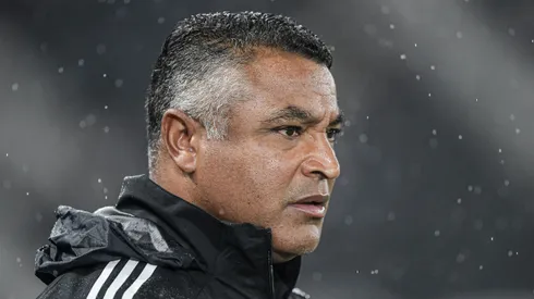 RJ – RIO DE JANEIRO – 11/05/2025 – BRASILEIRO A 2025, BOTAFOGO X INTERNACIONAL – Roger Machado tecnico do Internacional durante partida contra o Botafogo no estadio Engenhao pelo campeonato Brasileiro A 2025. Foto: Thiago Ribeiro/AGIF