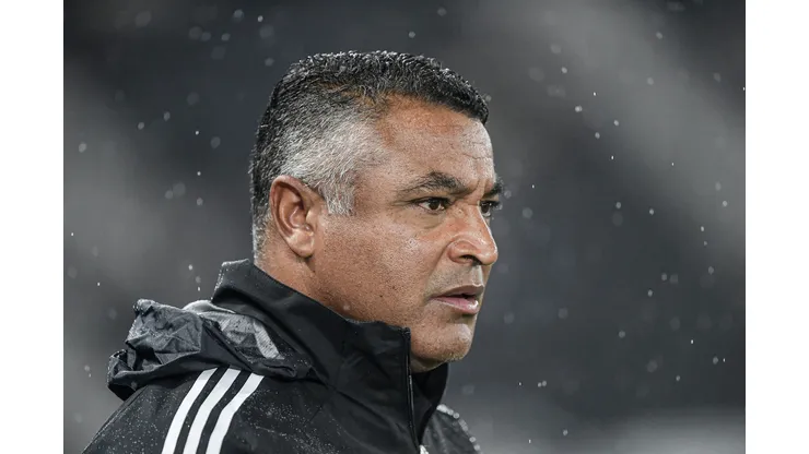 RJ - RIO DE JANEIRO - 11/05/2025 - BRASILEIRO A 2025, BOTAFOGO X INTERNACIONAL - Roger Machado tecnico do Internacional durante partida contra o Botafogo no estadio Engenhao pelo campeonato Brasileiro A 2025. Foto: Thiago Ribeiro/AGIF