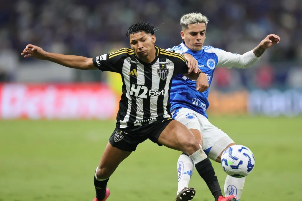 MG – BELO HORIZONTE – 18/05/2025 – BRASILEIRO A 2025, CRUZEIRO X ATLETICO-MG – Fagner jogador do Cruzeiro disputa lance com Rony jogador do Atletico-MG durante partida no estadio Mineirao pelo campeonato Brasileiro A 2025. Foto: Gilson Lobo/AGIF