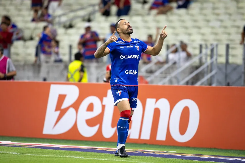 Moises jogador do Fortaleza comemora seu gol durante partida contra o Ferroviário na Arena Castelão pelo campeonato Copa Do Nordeste 2025. Foto: Baggio Rodrigues/AGIF