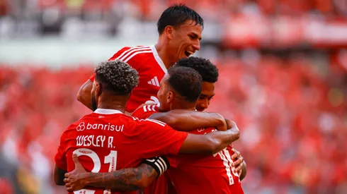 Victor Gabriel jogador do Internacional comemora seu gol com jogadores do seu time durante partida contra o Juventude no estadio Beira-Rio pelo campeonato Brasileiro A 2025. Foto: Maxi Franzoi/AGIF