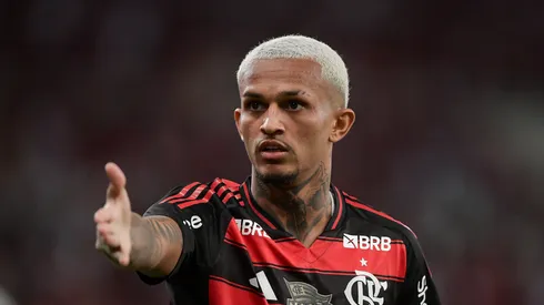 Wesley jogador do Flamengo durante partida contra o Botafogo no estádio Maracanã pelo campeonato Brasileiro A 2025. Foto: Thiago Ribeiro/AGIF