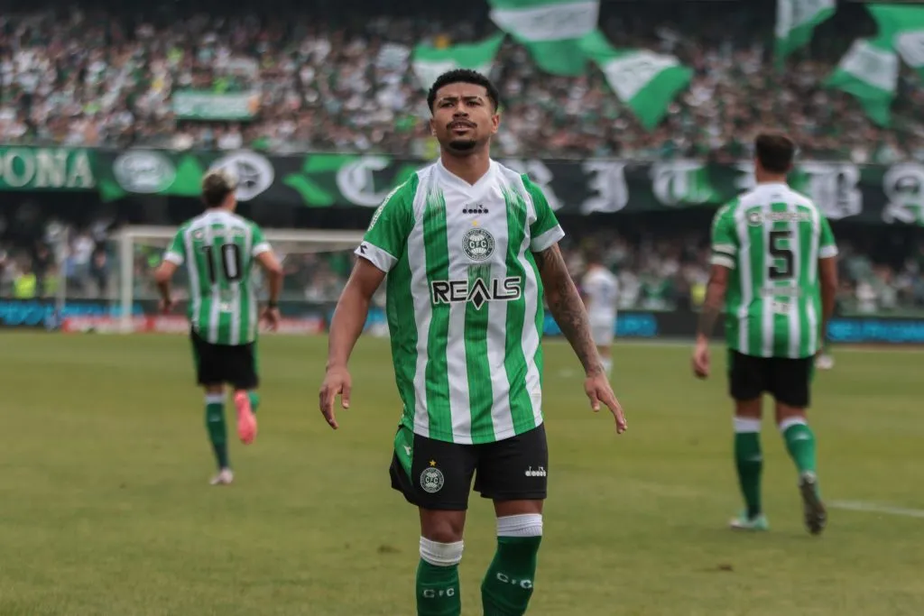PR – CURITIBA – 07/07/2024 – BRASILEIRO B 2024, CORITIBA X PAYSANDU – Lucas Ronier jogador do Coritiba comemora seu gol durante partida contra o Paysandu no estadio Couto Pereira pelo campeonato Brasileiro B 2024. Foto: Robson Mafra/AGIF