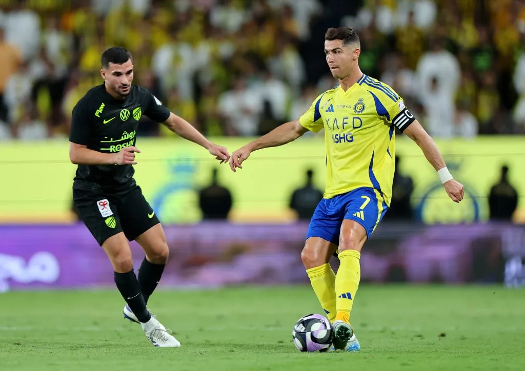 RIAD, ARÁBIA SAUDITA – 07 DE MAIO: Cristiano Ronaldo, do Al Nassr, passa a bola sob pressão de Houssem Aouar, do Al-Ittihad, durante a partida da Saudi Pro League entre Al Nassr e Al Ittihad no Al-Awwal Park em 07 de maio de 2025 em Riad, Arábia Saudita. (Foto de Abdullah Ahmed/Getty Images)