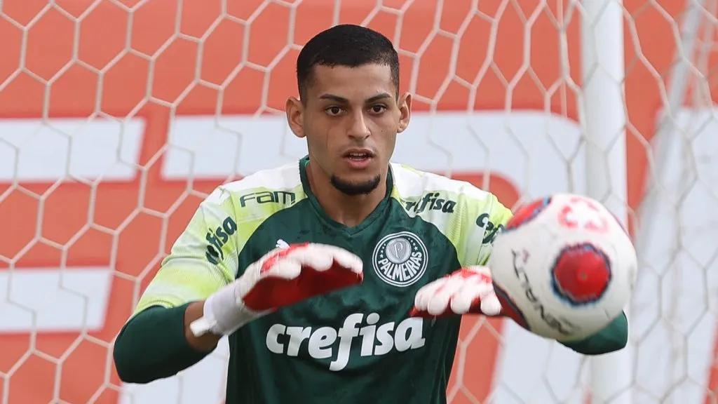 O goleiro Kaique, da SE Palmeiras, durante treinamento, na Academia de Futebol. (Foto: Cesar Greco)