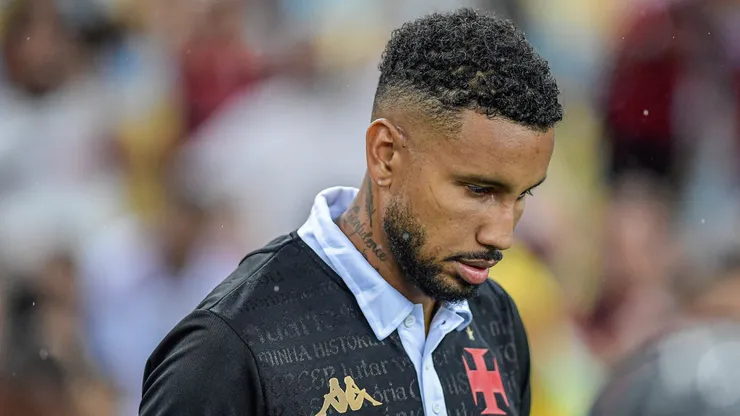 Jair jogador do Vasco durante partida contra o Flamengo no estadio Maracana pelo campeonato Carioca 2024.