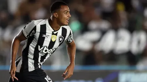 Botafogo renova contrato com Kayke e aumenta valor de multa rescisória