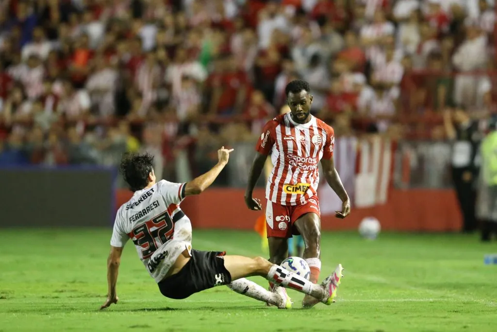 Lance da expulsão de Ferraresi contra o Náutico  pela Copa do Brasil 2025. Foto: Marlon Costa/AGIF