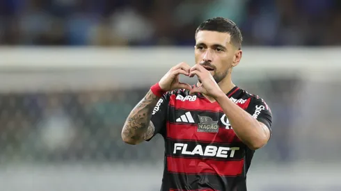 Arrascaeta jogador do Flamengo comemora seu gol durante partida contra o Cruzeiro no estádio Mineirão pelo campeonato Brasileiro A 2025. Foto: Gilson Lobo/AGIF