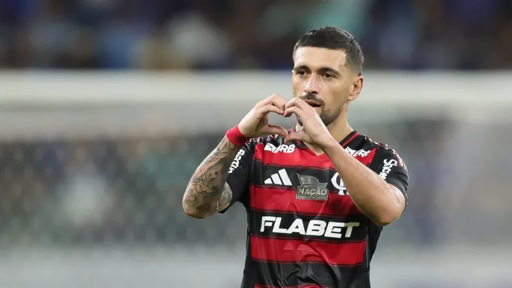 Arrascaeta jogador do Flamengo comemora seu gol durante partida contra o Cruzeiro no estádio Mineirão pelo campeonato Brasileiro A 2025. Foto: Gilson Lobo/AGIF