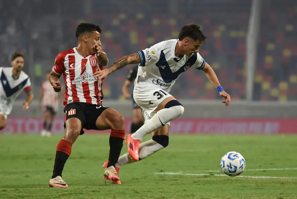 SANTIAGO DEL ESTERO, ARGENTINA – DECEMBER 21: Valentin Gomez of Velez Sarsfield battles for possession with Tiago Palacios of Estudiantes with during the Trofeo de Campeones match between Velez Sarsfield and Estudiantes at Estadio Unico Madre de Ciudades on December 21, 2024 in Santiago del Estero, Argentina. (Photo by Joaquín Camiletti/Getty Images)