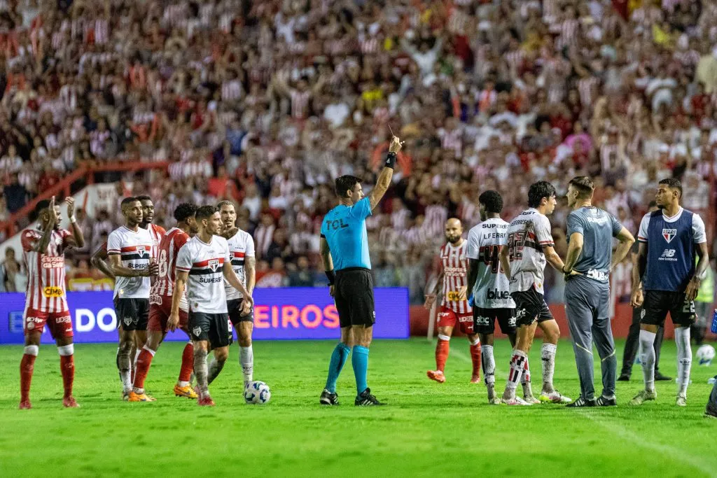 PE – RECIFE – 20/05/2025 – COPA DO BRASIL 2025, NAUTICO X SAO PAULO – Ferraresi jogador do Sao Paulo recebe cartao vermelho do arbitro durante partida contra o Nautico no estadio Aflitos pelo campeonato Copa Do Brasil 2025. Foto: Rafael Vieira/AGIF