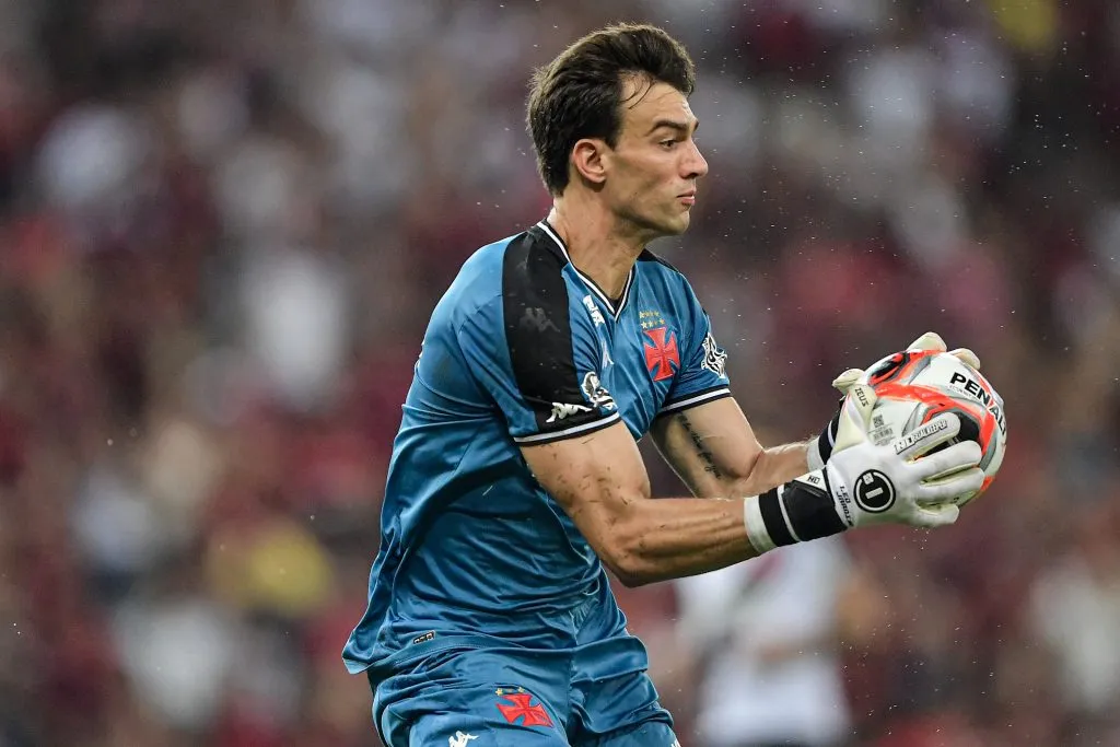 RJ – RIO DE JANEIRO – 15/02/2025 – CARIOCA 2025, FLAMENGO X VASCO – Leo Jardim goleiro do Vasco durante partida contra o Flamengo no estadio Maracana pelo campeonato Carioca 2025. Foto: Thiago Ribeiro/AGIF