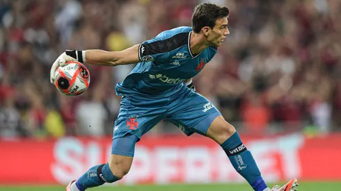 Leo Jardim goleiro do Vasco durante partida contra o Flamengo no estadio Maracana pelo campeonato Carioca 2025.